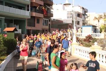 Un pasacalles anima a Melenara a vivir sus fiestas (Foto Briand Rodríguez)